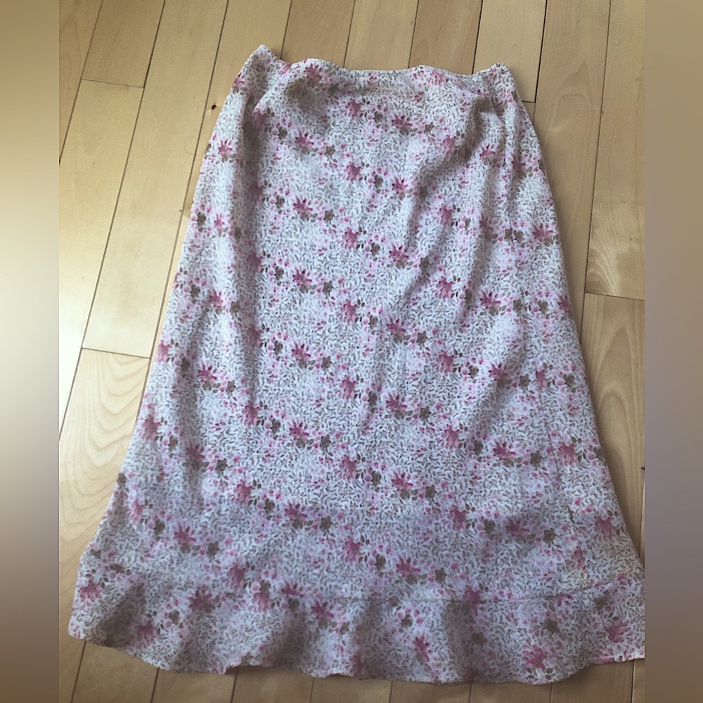 Reitman small skirt in chiffon with mesh lining.